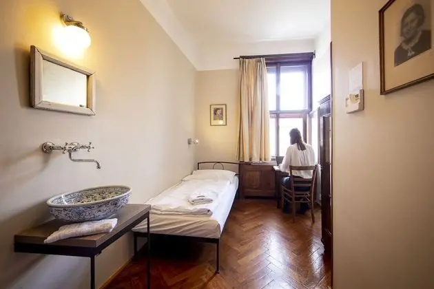 İki Ayrı Yataklı Oda, Ortak Banyo