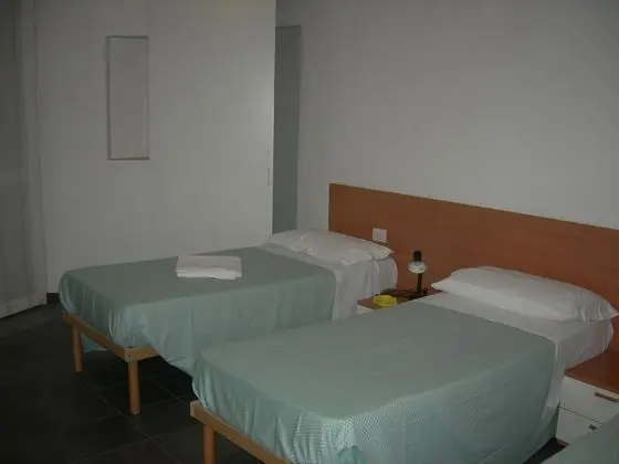 Tek Büyük veya İki Ayrı Yataklı Oda, Ortak Banyo