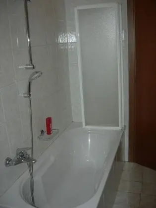 Tek Büyük veya İki Ayrı Yataklı Oda, Ortak Banyo
