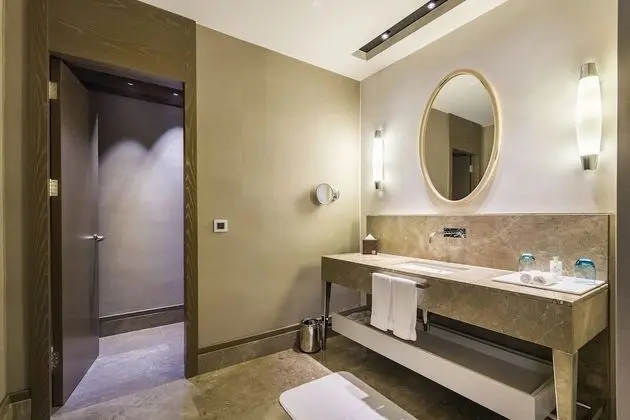 Deluxe King Room with Garden View