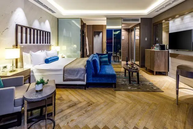 https://images.etstur.com/imgproxy/resize/2560x1440/files/images/hotelImages/etsrooms/667/Sirene_Luxury_Hotel_Bodrum_20250204114135_6.jpg