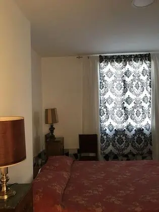 Tek Büyük Yataklı Oda, Ortak Banyo (External Shared Kitchen)