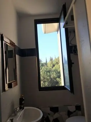 Tek Büyük Yataklı Oda, Ortak Banyo (External Shared Kitchen)