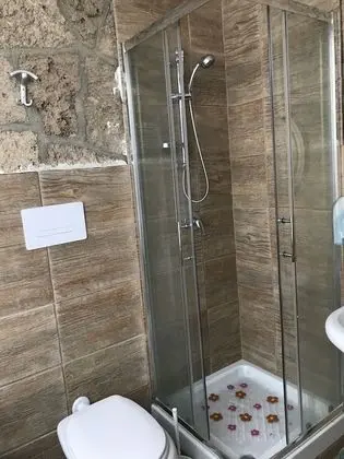 Tek Büyük Yataklı Oda, Özel Banyo (External Shared Kitchen)