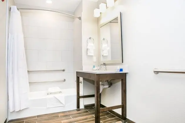 Oda, 1 Büyük (Queen) Boy Yatak, Sigara İçilmez, Balkon