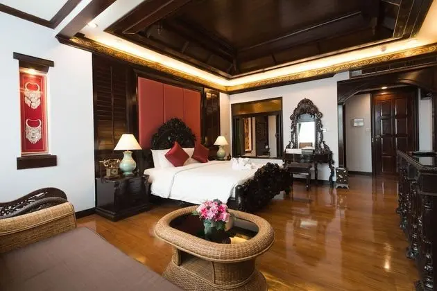 Lanna Deluxe Suite King Bed with Spa Bath