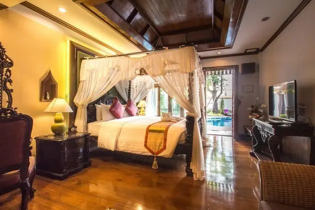 Luxury King Bed with Spa Bath and Private Balcony