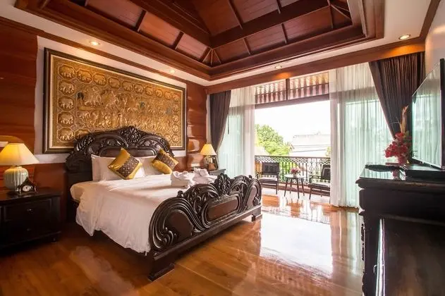 Luxury King Bed with Spa Bath and Private Balcony