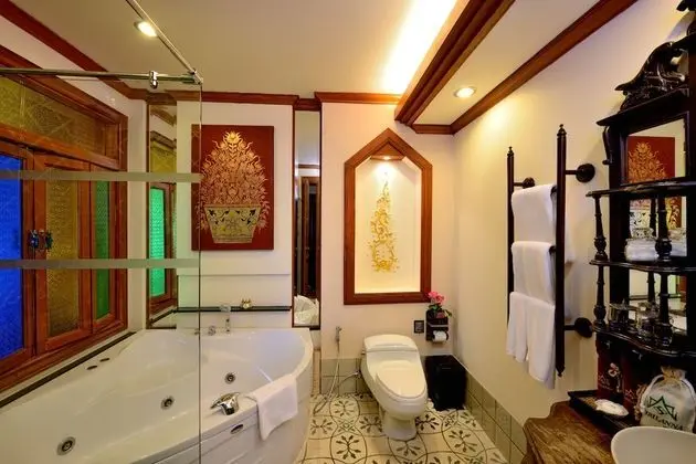 Luxury King Bed with Spa Bath and Private Balcony