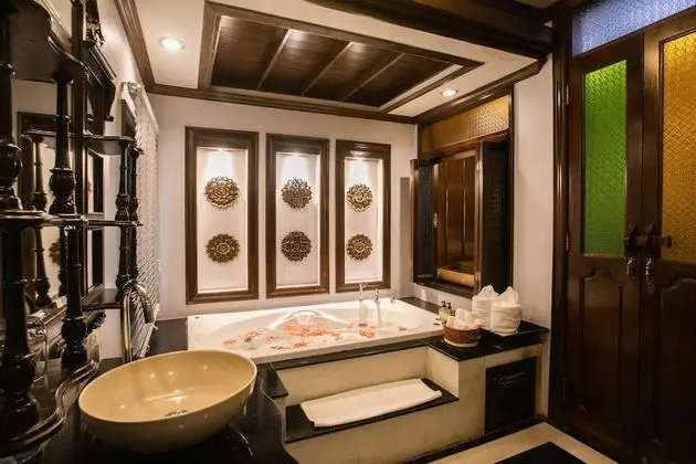 Luxury King Bed with Spa Bath and Private Balcony