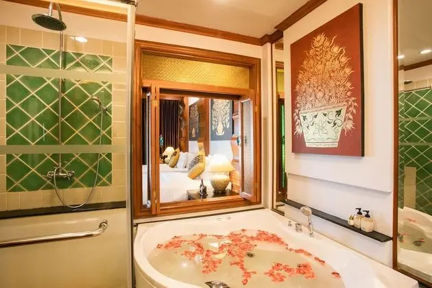 Luxury Twin Bed with Spa Bath & Private Balcony