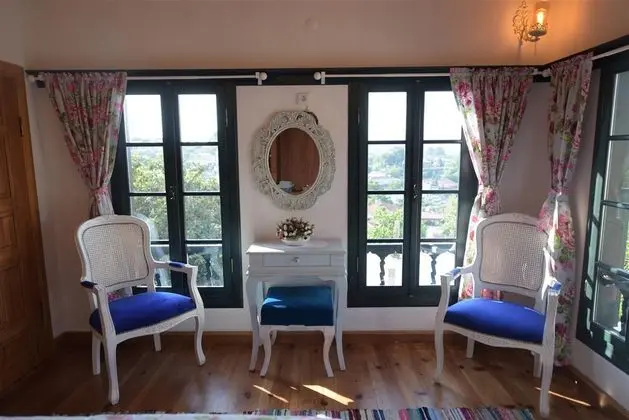 Mavi Oda - Köy Manzaralı