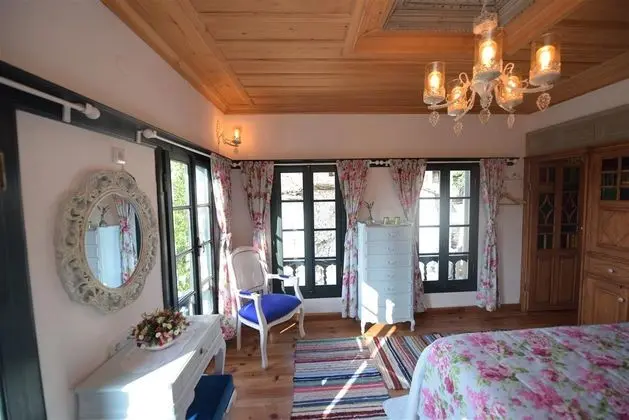 Mavi Oda - Köy Manzaralı