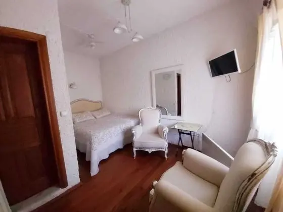 Deluxe Tek Büyük Yataklı Oda, 1 Çift Kişilik Yatak, Bahçe Manzaralı, Bahçeli
