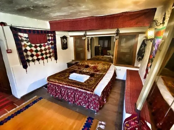 Mor Oda, Sokak Manzaralı, Şömineli