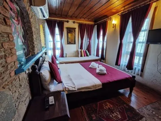 Afrodit Odası, Köy Manzaralı, Şömineli