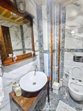 Çift Kişilik, Sokak Manzaralı, 1. Kat