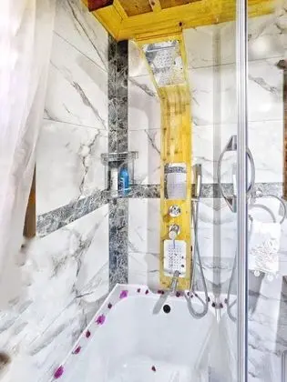 Çift Kişilik, Sokak Manzaralı, 1. Kat