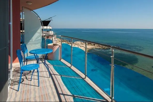 Tek Büyük veya İki Ayrı Yataklı Oda, Balkon, Kısmi Deniz Manzaralı