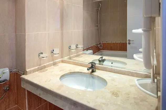 Tek Büyük veya İki Ayrı Yataklı Oda, Balkon, Kısmi Deniz Manzaralı