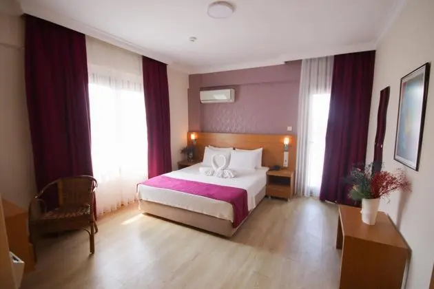 Standart Oda, Havuz Manzaralı, Balkonlu