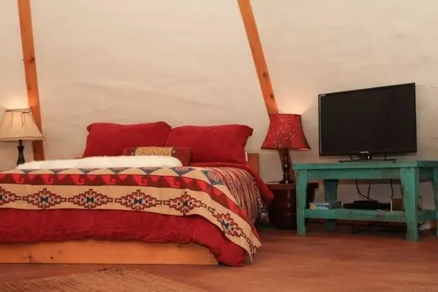 Kulübe (Sitting Bul #6- Tipis on the Guadalup)