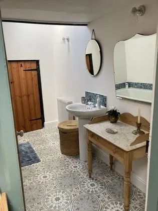 Deluxe Tek Büyük Yataklı Oda, Banyolu/Duşlu, Avlu Manzaralı (Protea Suite)