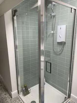 Tek Büyük Yataklı Oda, Özel Banyo, Bahçe Manzaralı (Disa Suite)