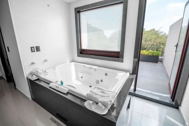 Luxury Suite, Jacuzzi, City View
