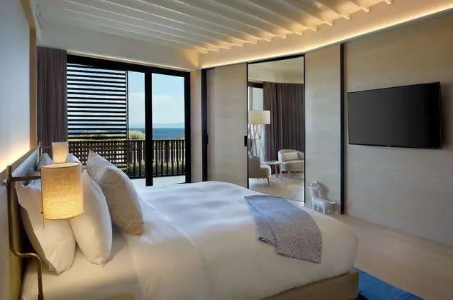 Master Suite with Pool Sea View
