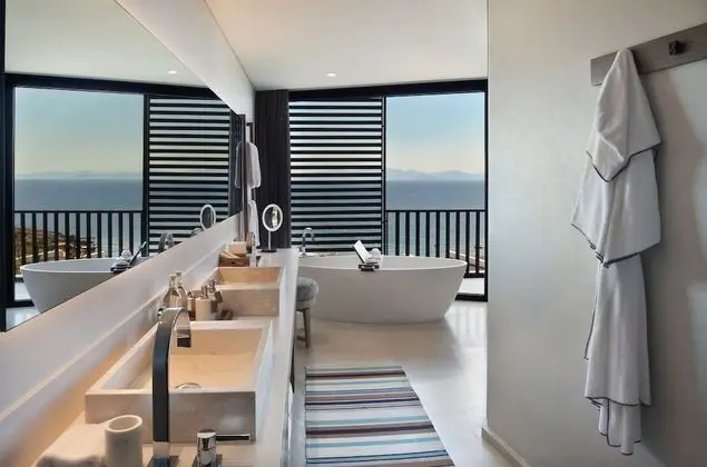 Master Suite with Pool Sea View