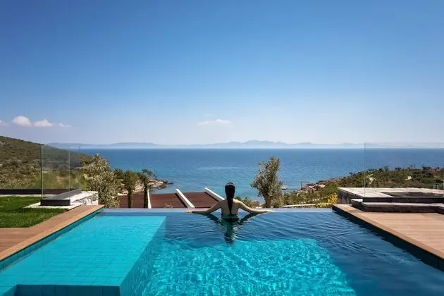 Master Suite with Pool Sea View