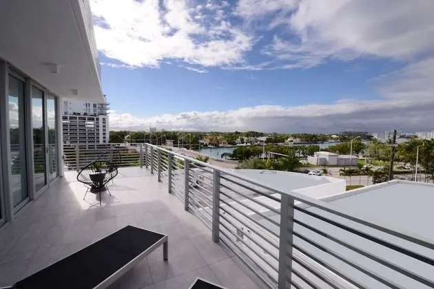 Sunset Bayside Corner Studio - with Extra Large Balcon