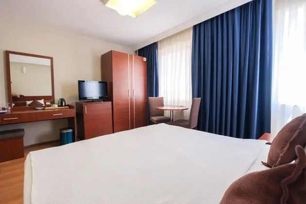 GENİŞ TEK YATAKLI ODA