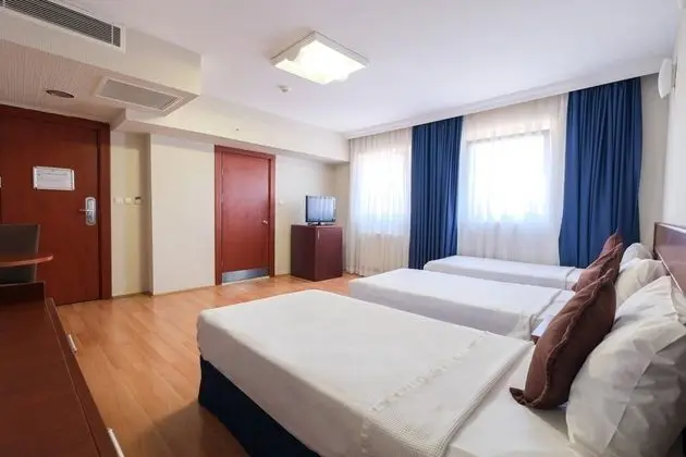 ÜÇ AYRI YATAKLI GENİŞ ÜÇ KİŞİLİK ODA