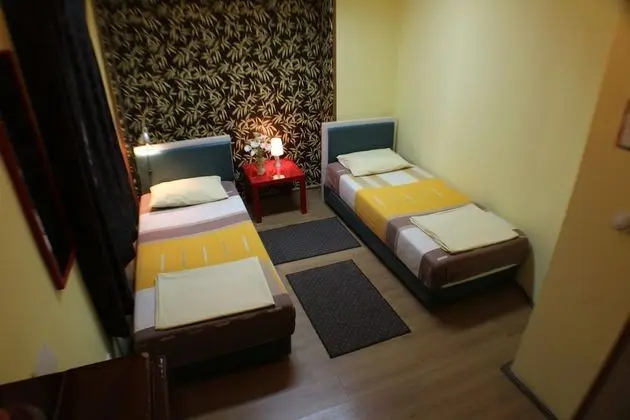 İki Ayrı Yataklı Oda, Ortak Banyo (age 18-40)