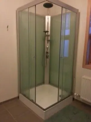 Dört Kişilik Oda, Ortak Banyo