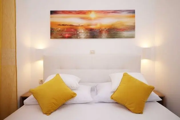 Villa (Four Bedroom Villa with Pool and Beac)