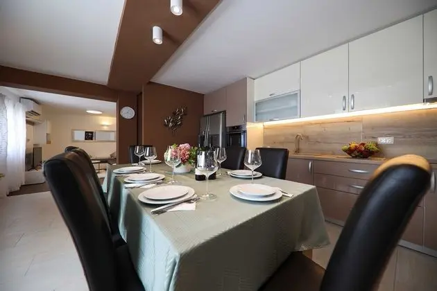 Villa (Four Bedroom Villa with Pool and Beac)