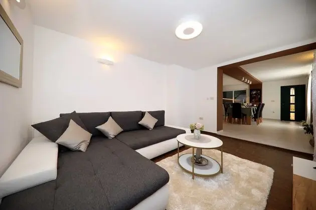 Villa (Four Bedroom Villa with Pool and Beac)