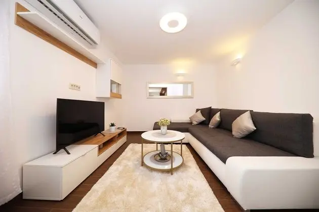 Villa (Four Bedroom Villa with Pool and Beac)