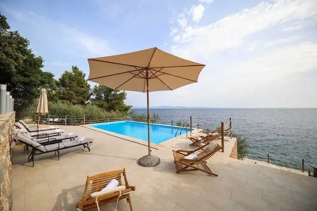 Villa (Four Bedroom Villa with Pool and Beac)