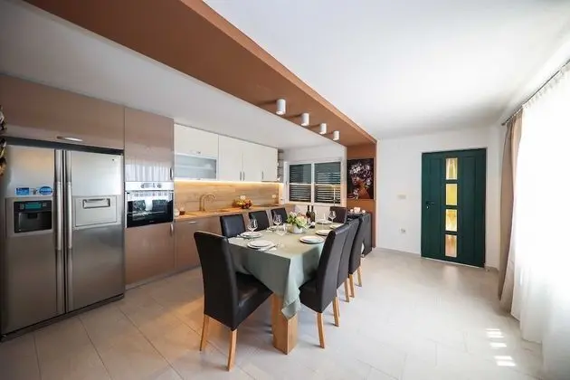 Villa (Four Bedroom Villa with Pool and Beac)