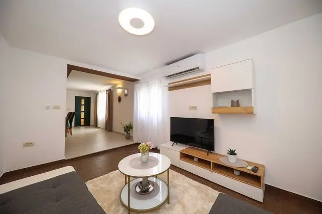 Villa (Four Bedroom Villa with Pool and Beac)