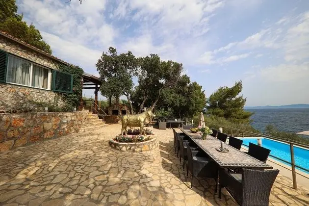 Villa (Four Bedroom Villa with Pool and Beac)