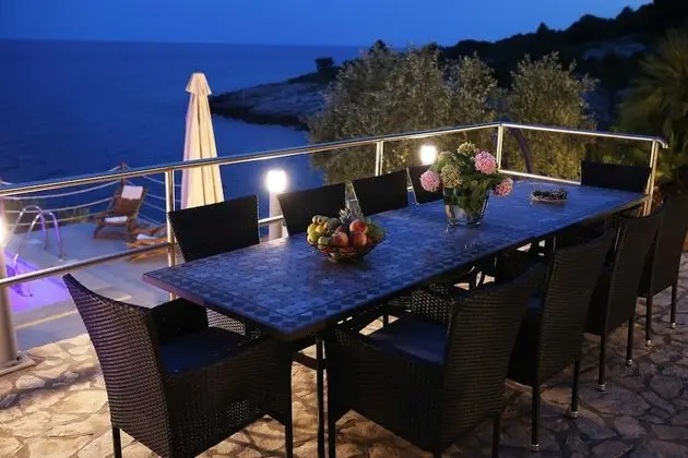 Villa (Four Bedroom Villa with Pool and Beac)