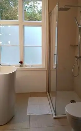 Tek Büyük veya İki Ayrı Yataklı Oda, Ortak Banyo