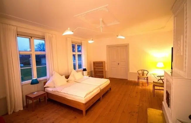 Tek Büyük veya İki Ayrı Yataklı Oda, Ortak Banyo (Large)