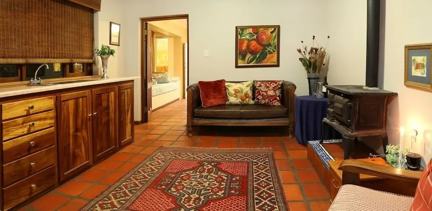 Luxury Kır Evi, 1 Yatak Odası, Havuz Kullanımı, Dağ Manzaralı (Small cottage: Red Bishop)