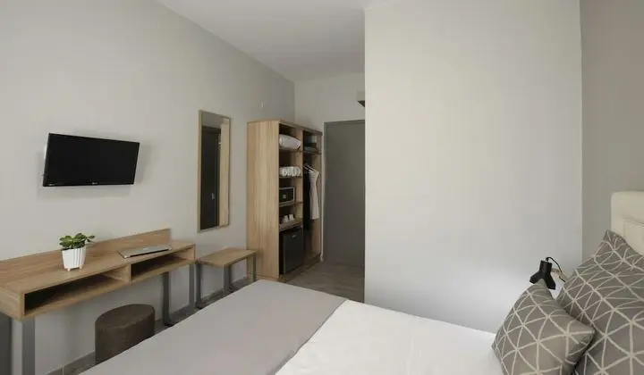 Tek Büyük veya İki Ayrı Yataklı Oda (No Balcony)